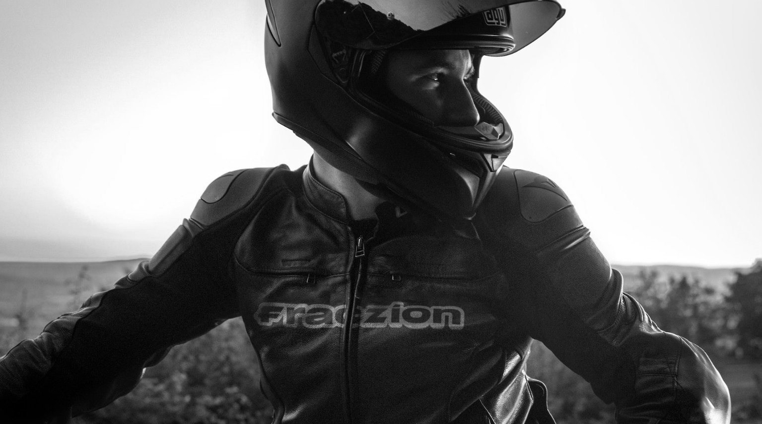 Motociclista con equipamiento Fraczión